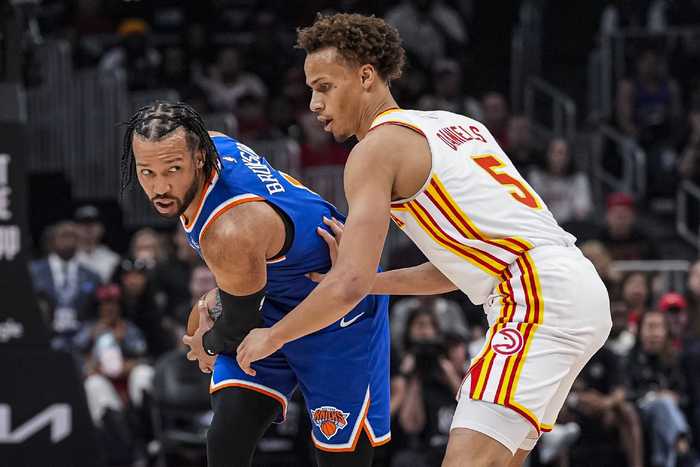NBA彩经：尼克斯力擒老鹰拿下天王山 马刺轻取开拓者成功晋级